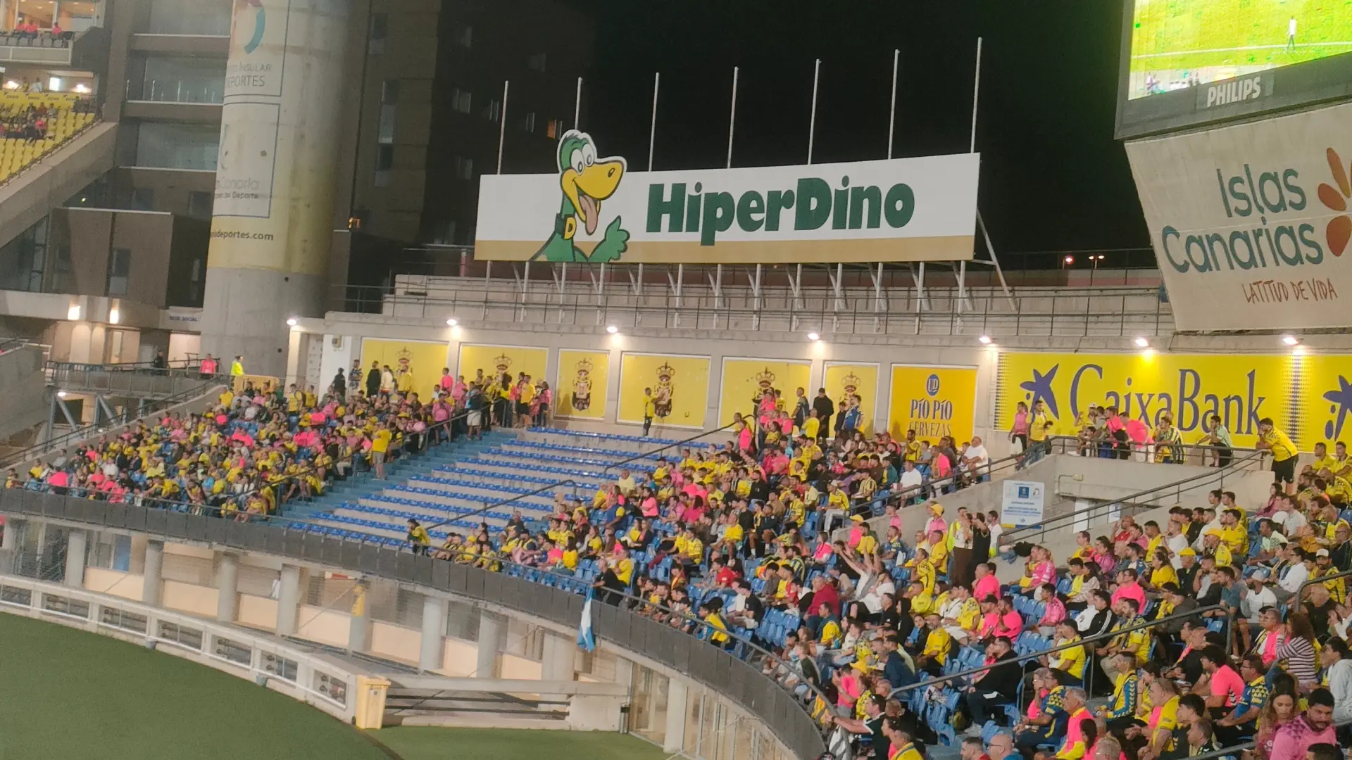 Multan con 600 euros para diez aficionados de Las Palmas que superaron la tasa de alcohol 0,0% en la grada ante el Eibar