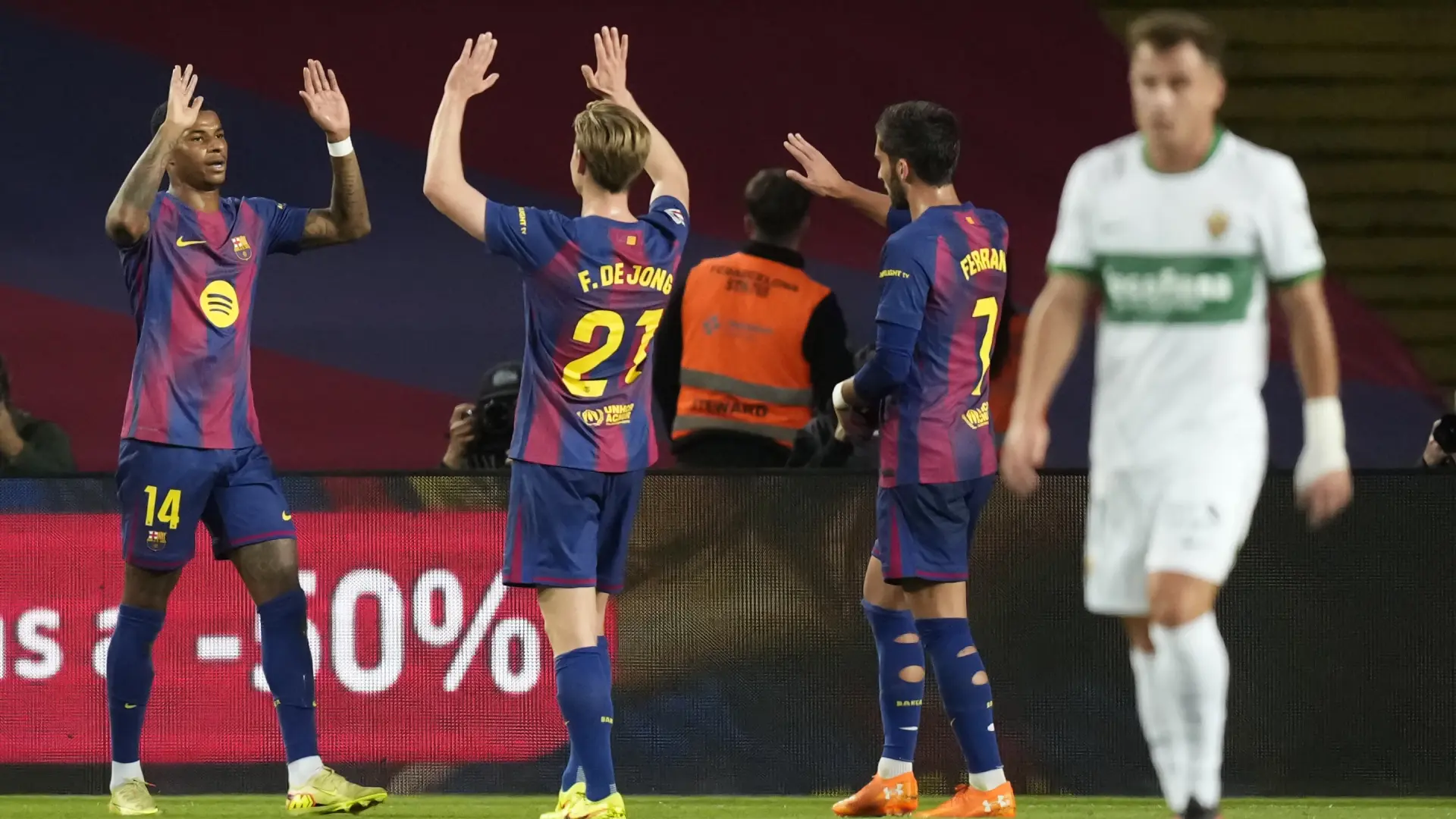 El Barça se lame las heridas del Clásico con una gran victoria ante un poderoso Elche