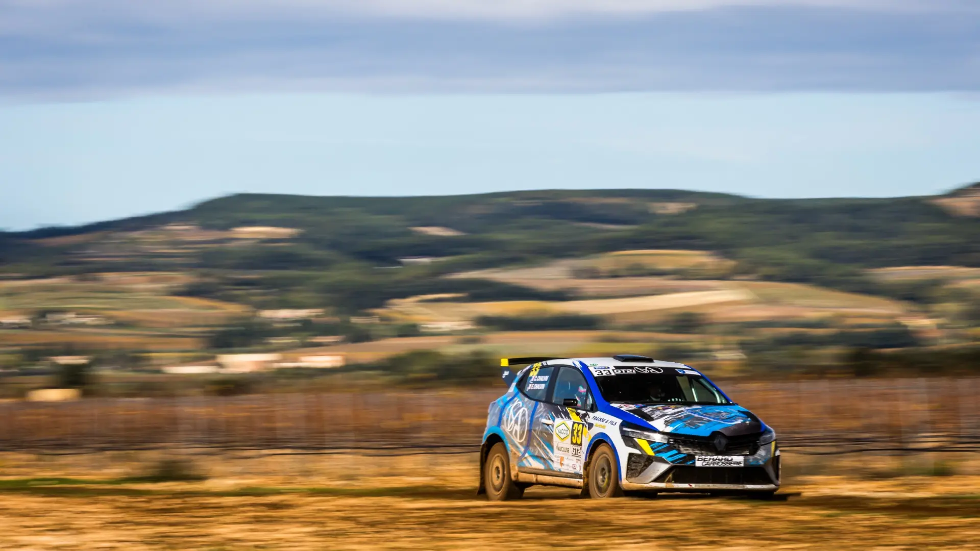 Grave accidente en un rally en León: dos coches colisionan y uno de ellos cae desde una altura de seis metros