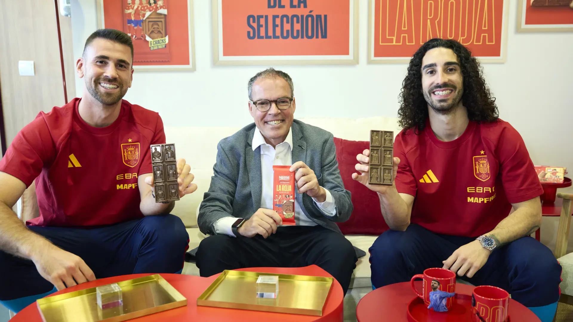 El divertido momento de Cucurella y Unai Simón al elegir la mejor 'tableta' del vestuario: «Por no decir la mía, la de Marcos»