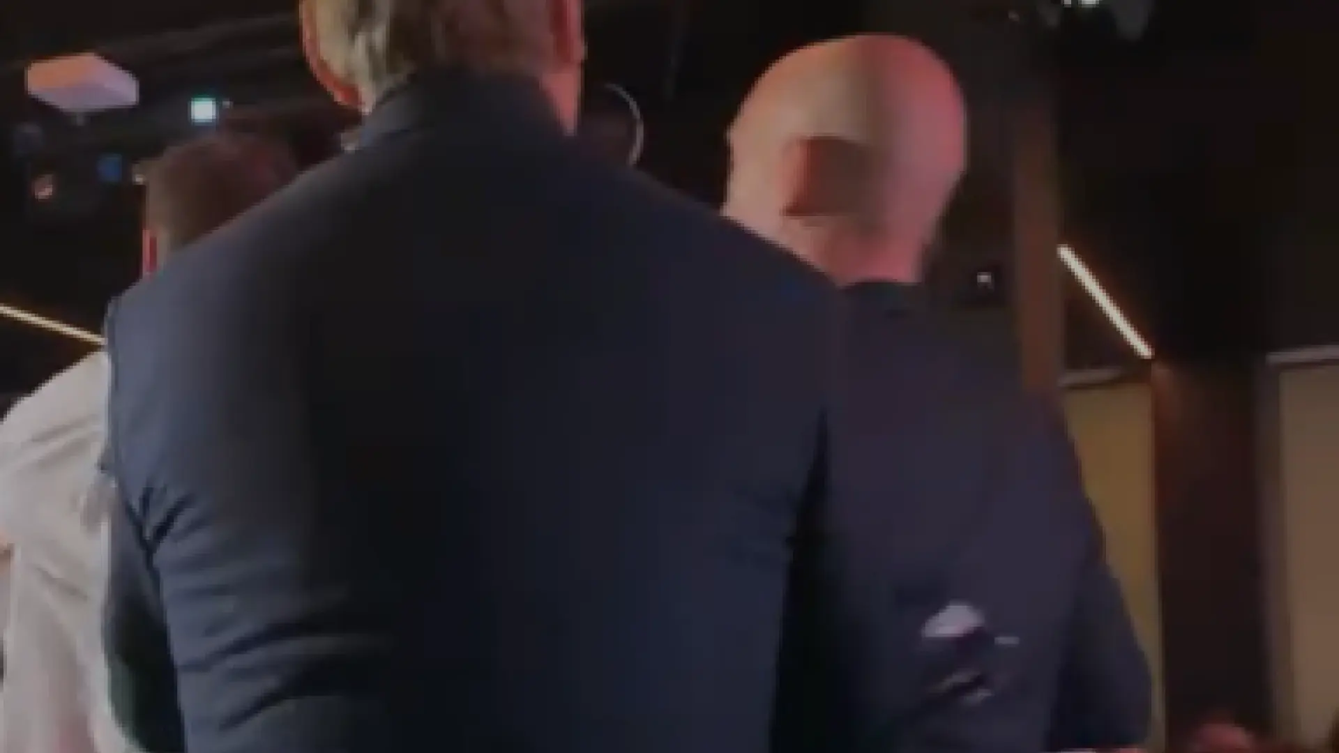 Así ha sido la agresión a Luis Rubiales: un espontáneo le lanza tres huevos durante la presentación de su libro