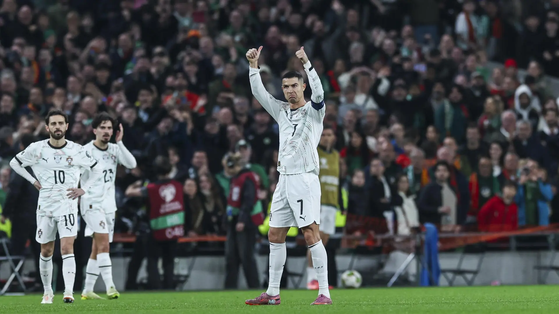 Cristiano Ronaldo, expulsado ante Irlanda por un duro codazo: Portugal se complica la clasificación para el Mundial