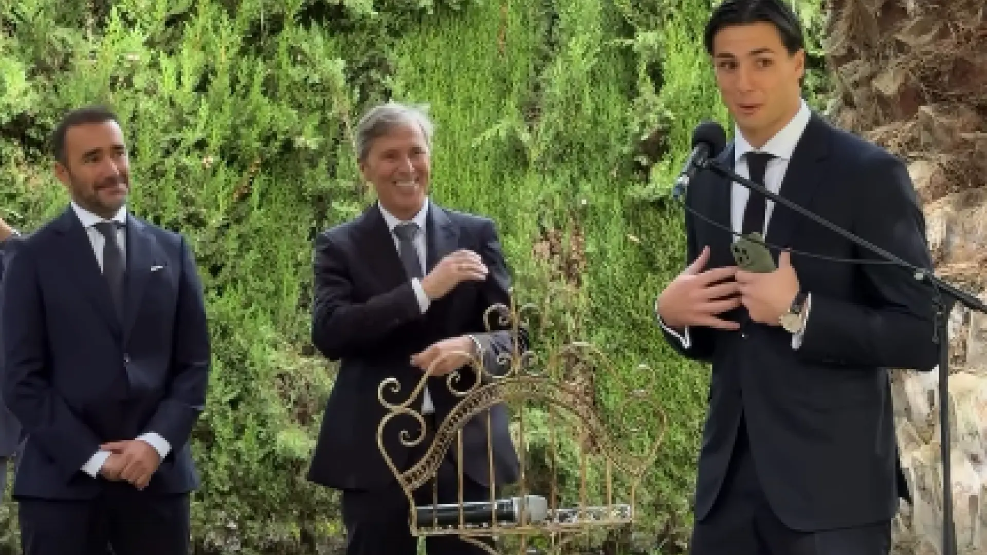 Santi Cañizares se casa y su hijo le suelta esta pulla ante Paco González y Juanma Castaño: «Por mí no ha cogido un avión para verme»