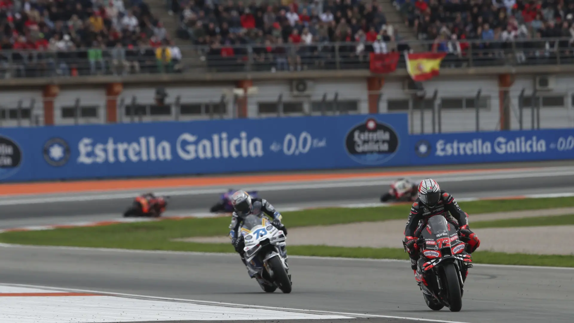 Bezzecchi cierra la temporada con victoria en Valencia tras el 'pinchazo' de Álex Márquez