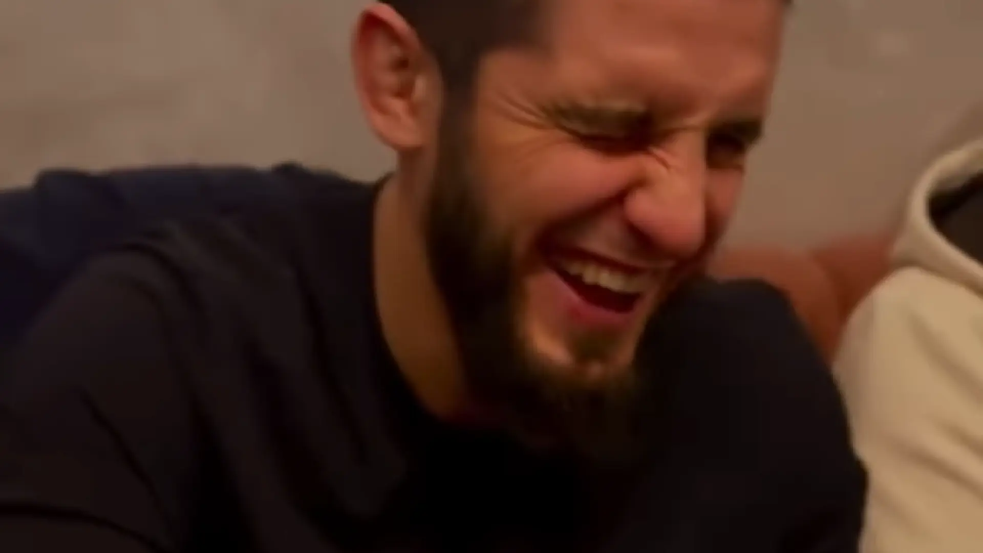 Makhachev desafía a Topuria y se mofa tras proclamarse campeón del peso wélter: «Aquí está tu rosa, mira lo que Islam hará con ella»