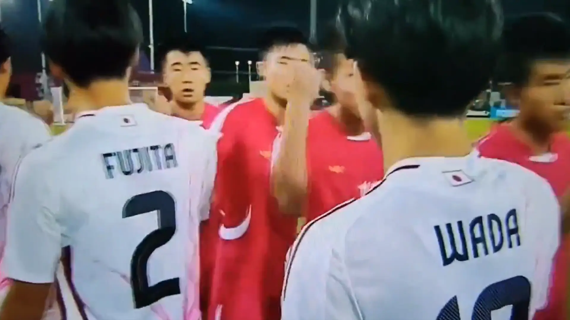 El polémico gesto de los jugadores de Corea del Norte en el Mundial sub-17: saludo a puñetazos a los de Japón