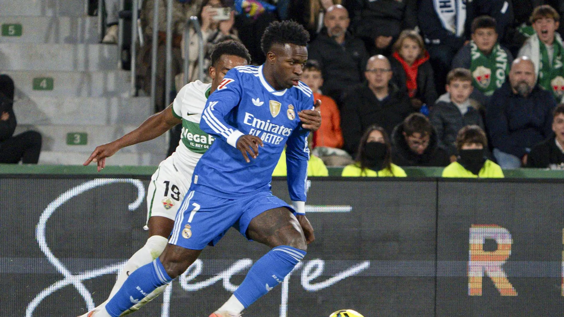 Indignación en el Elche por el gol del empate del Real Madrid: «Vinícius no toca balón, le pega en la cara, está clarísimo»