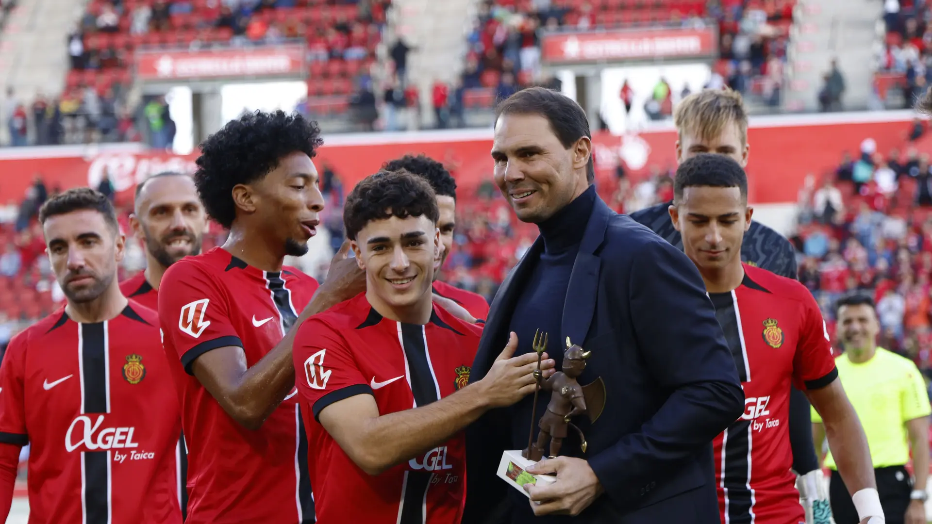 Así ha sido el homenaje del Mallorca a Rafa Nadal: le entrega el 'Dimoni d'Honor' por su «humildad y espíritu de superación»