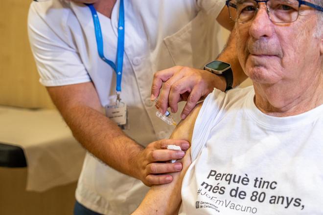 El doctor Fernando Moraga-Llop apura a vacunarse ya de la gripe: «El pico puede adelantarse a mediados de diciembre»