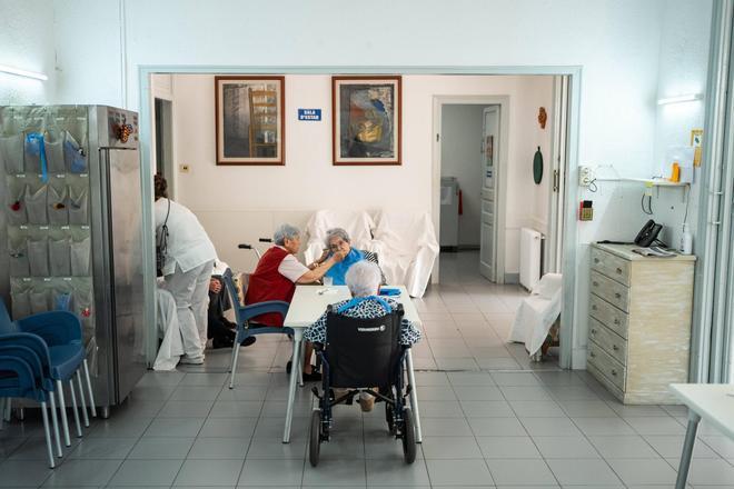 Catalunya aprueba la ley de la Agència d'Atenció Integrada Social i Sanitària que coordinará los cuidados a la población