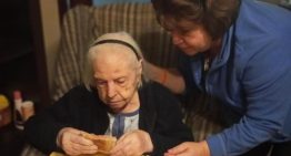 Cuidar a padres e hijos: el desafío diario de la generación sándwich