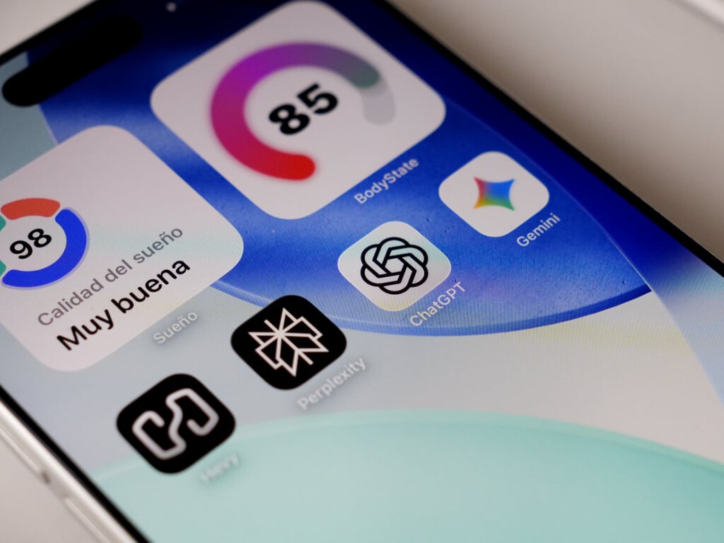 La última beta de ChatGPT esconde referencias a anuncios. Si tienes un iPhone, hay una puerta trasera para seguir usándolo gratis y sin publicidad