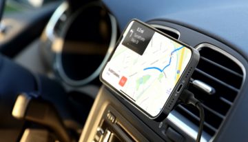 Funciona con casi cualquier iPhone y es muy útil para el coche: este cargador funciona como soporte y viene con cable