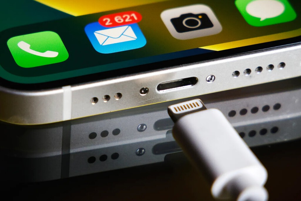 Mi iPhone había dejado de cargar y ya estaba llamando al servicio técnico cuando descubrí el fallo: polvo en el puerto 