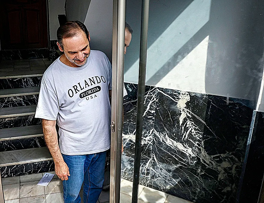 La vida en la cárcel del ex ministro: sin tabaco negro, televisor, ni chándal, pero con tres amigos dándole voz en X «en el nombre de Ábalos»