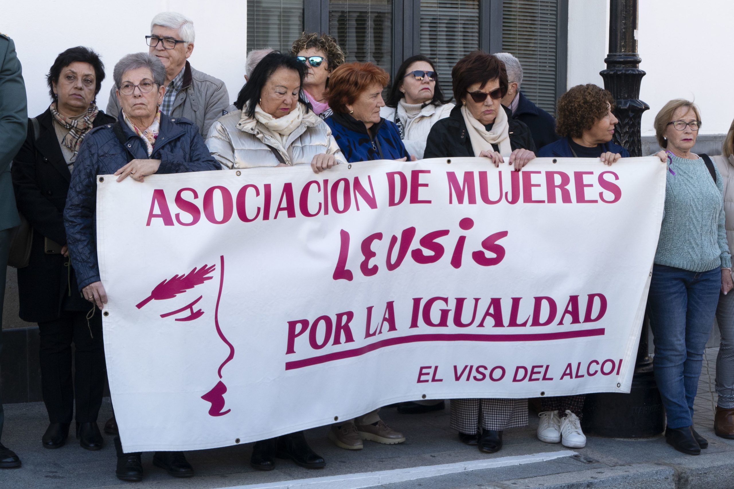 Vecinos de El Viso se concentran este domingo en repulsa por la muerte de Jennifer.