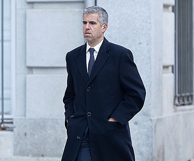 El fiscal, Julián Salto, acudiendo a declarar como testigos en enero.