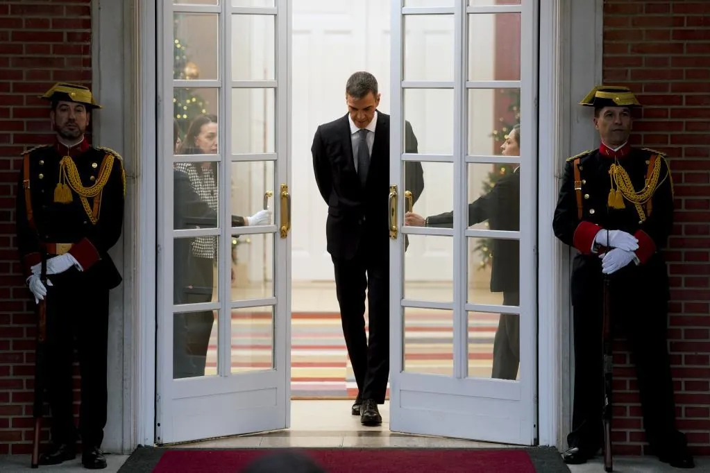 La revista de izquierdas 'L'Espresso' nombra a Pedro Sánchez 'persona del año' en su peor momento como presidente del Gobierno