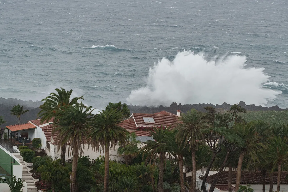 1.130 incidentes en Canarias por la borrasca 'Emilia' y alerta roja de lluvias en Valencia y Almería para este domingo