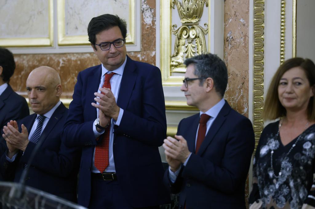 Óscar López y Félix Bolaños, en el Congreso de los Diputados en diciembre de 2024.