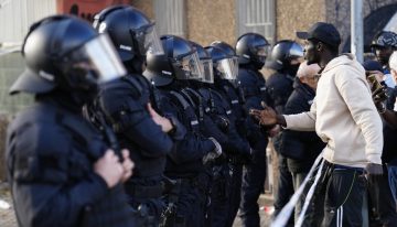 El viejo instituto convertido en un poblado de chabolas con colchones por el suelo, chatarra y okupado por 400 inmigrantes: «Esta situación no se podía prolongar pero ¿y ahora qué?»