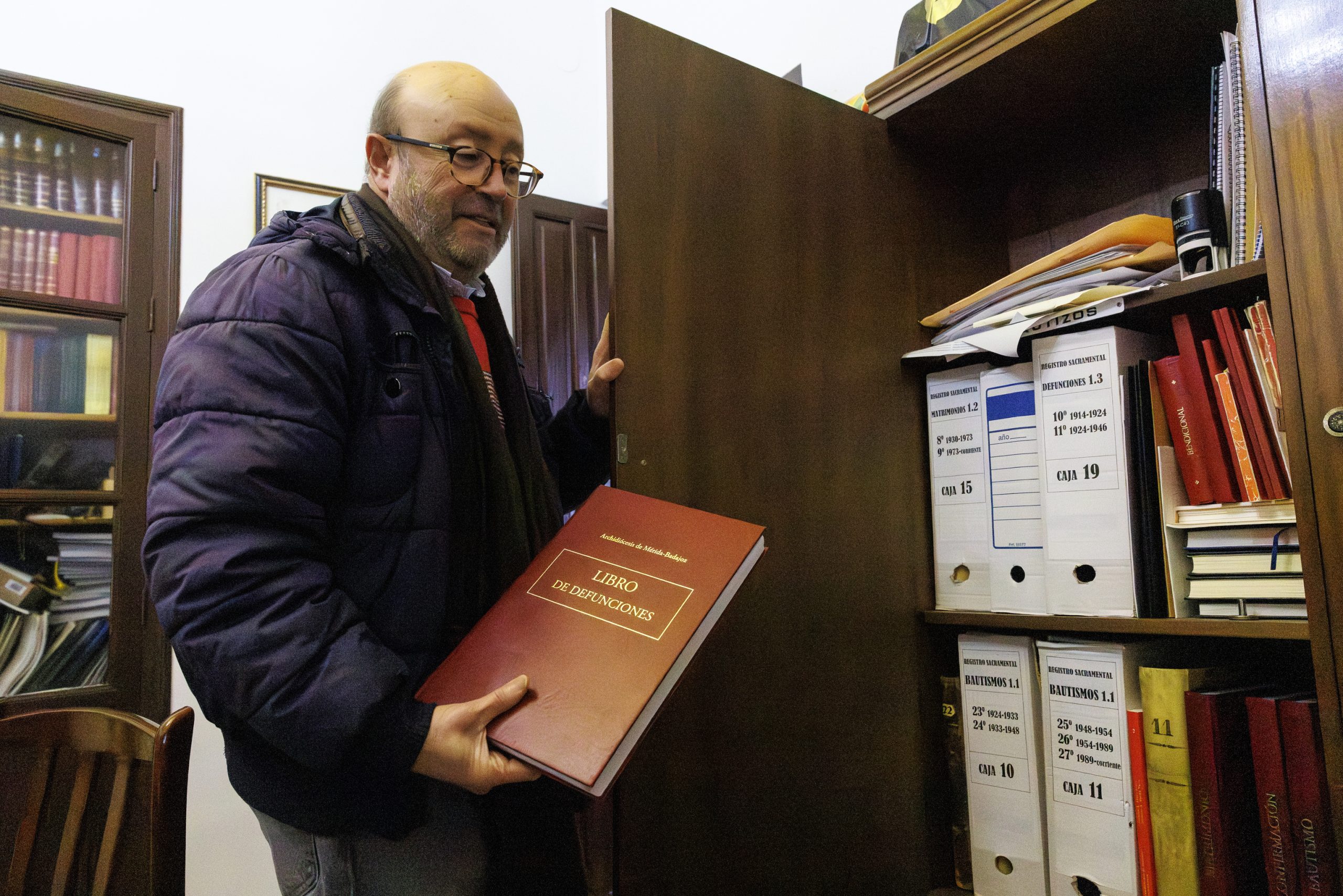 Don Eugenio Campañario, el párroco del pueblo.