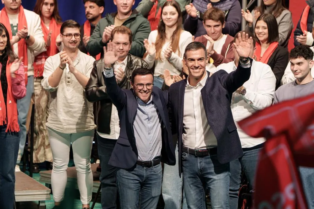 Sánchez defiende en el cierre de la campaña en Extremadura que el candidato del PSOE, imputado por la contratación de su hermano, es víctima de «bulos» y «zancadillas»