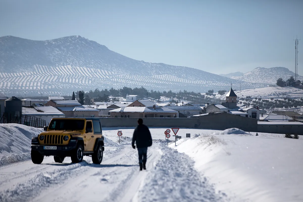 Quince provincias y Melilla activan avisos por lluvia, nieve, olas y viento, con Castilla y León en alerta por nevadas que pueden afectar a las carreteras