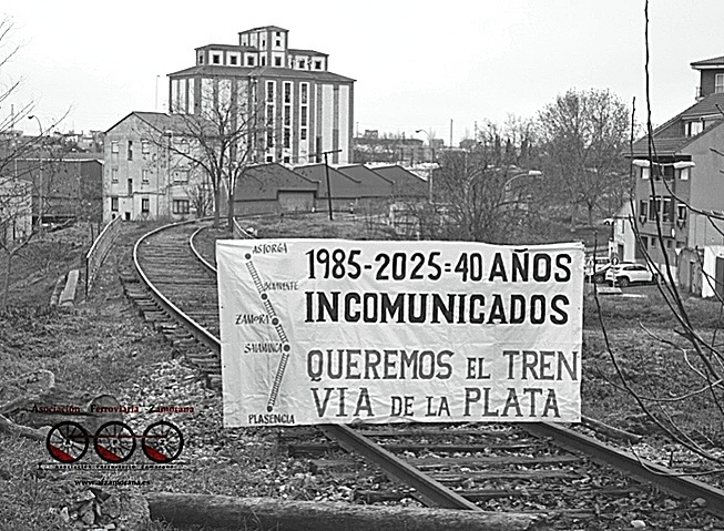 Pancarta contra la suspensión del tren Vía de la Plata.