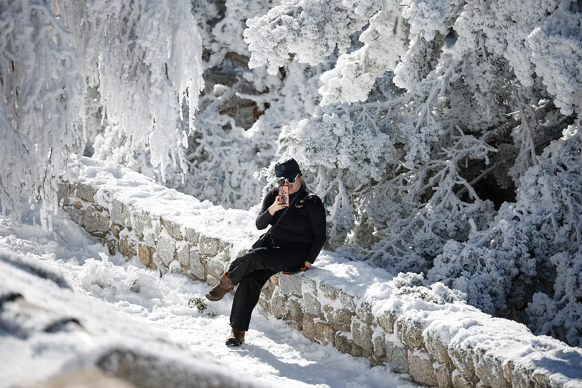 El invierno llega a España con nevadas abundantes y el descenso de las temperaturas en varias zonas del país