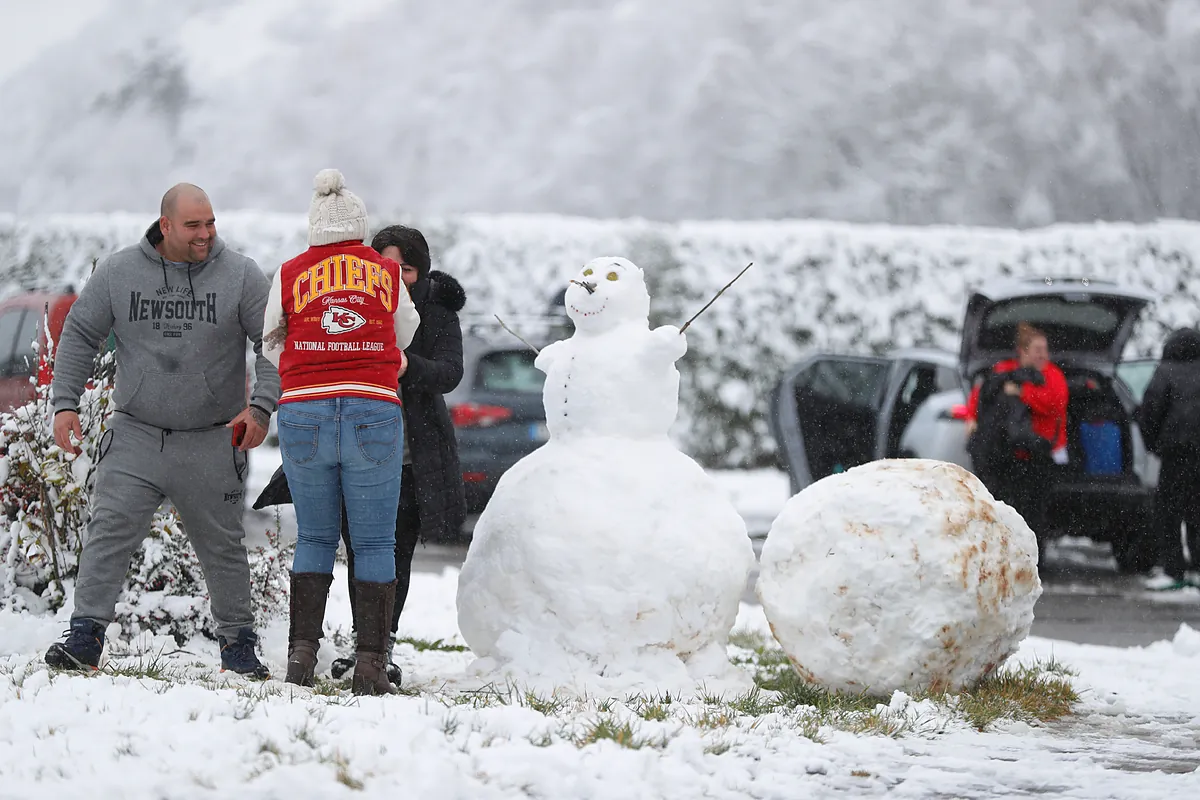 La llegada del invierno congela a España y activa alertas por frío, nevadas, lluvias y oleaje en ocho comunidades autónomas