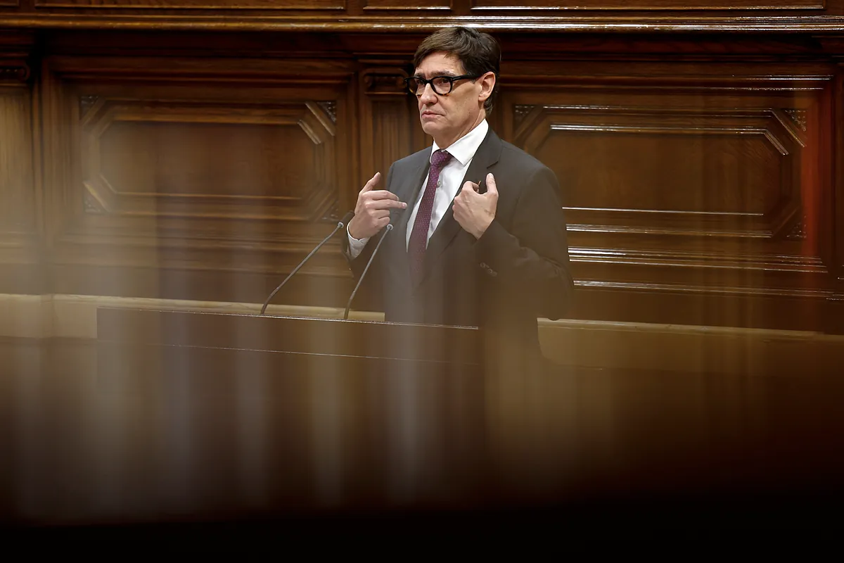 Puigdemont acusa a Illa de «esconder la cabeza» tras el desalojo de 400 personas en Badalona y el 'president' se defiende: «La ley se cumple»