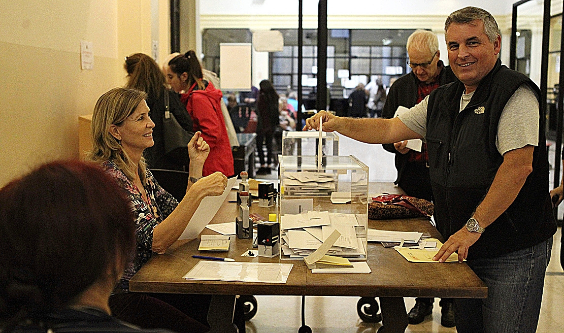 Españoles residentes en Buenos Aires votan en las generales del 28 de abril de 2019.