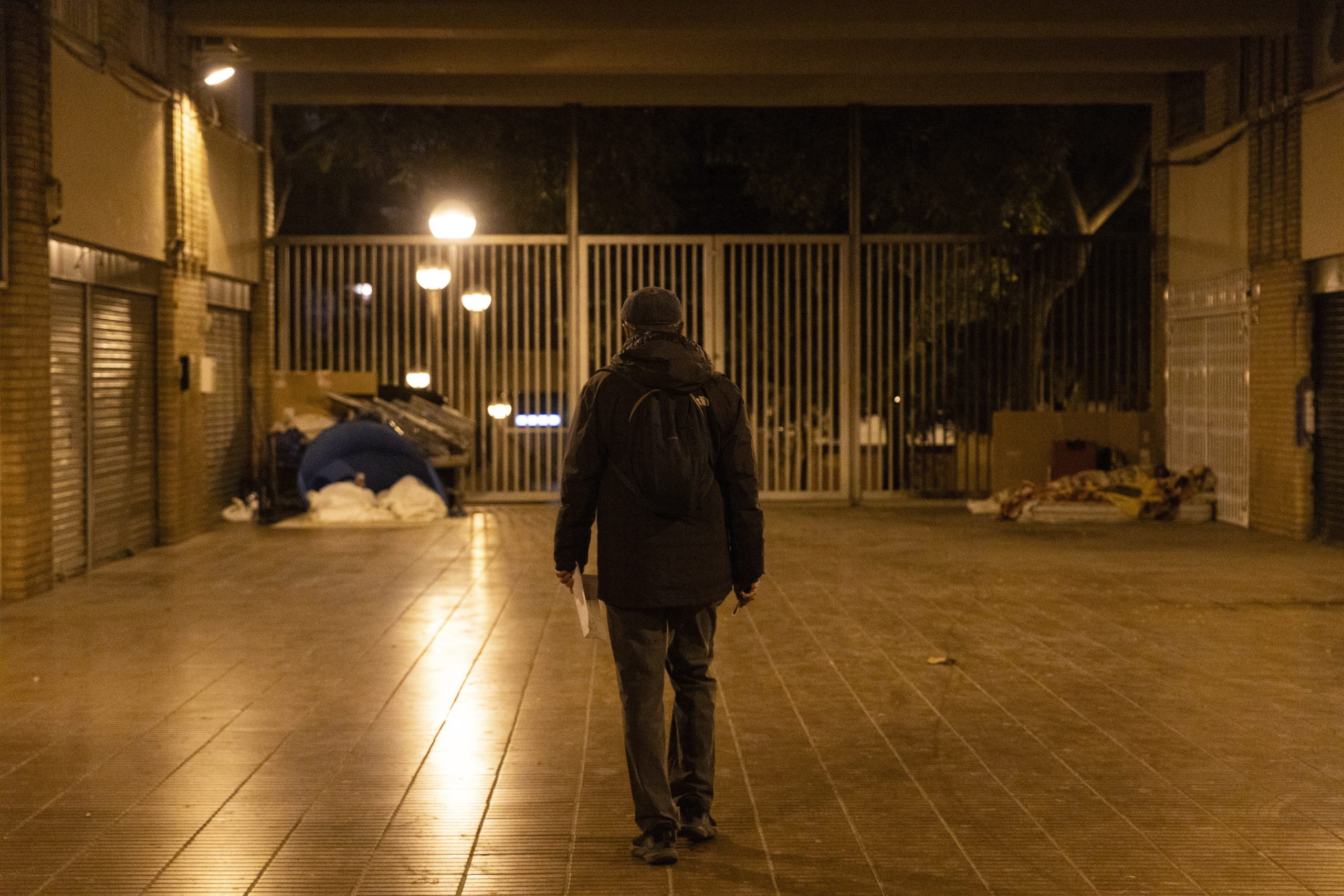 Toni y Gino, vecinos del barrio del Clot y voluntarios de la Fundación  lt;HIT gt;Arrels lt;/HIT gt;, realizan el recuento de personas sin hogar durante la noche del 3 de diciembre de 2025 en esta zona de Barcelona. Victòria Rovira / Araba Press / Barcelona