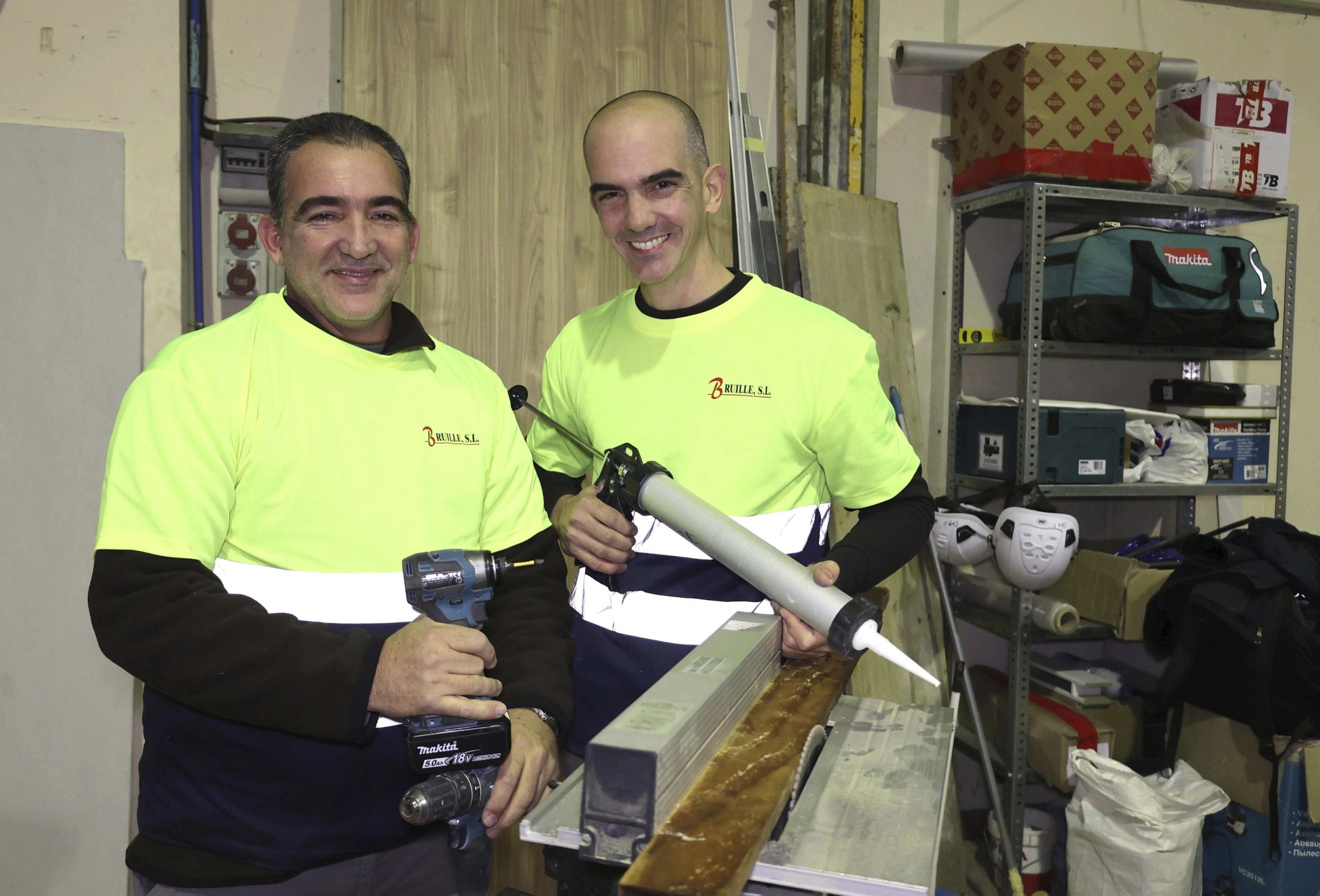Los hermanos cubanos, David y Javier, ultiman los trabajos de carpintería en un centro de Salud, en La Coruña.