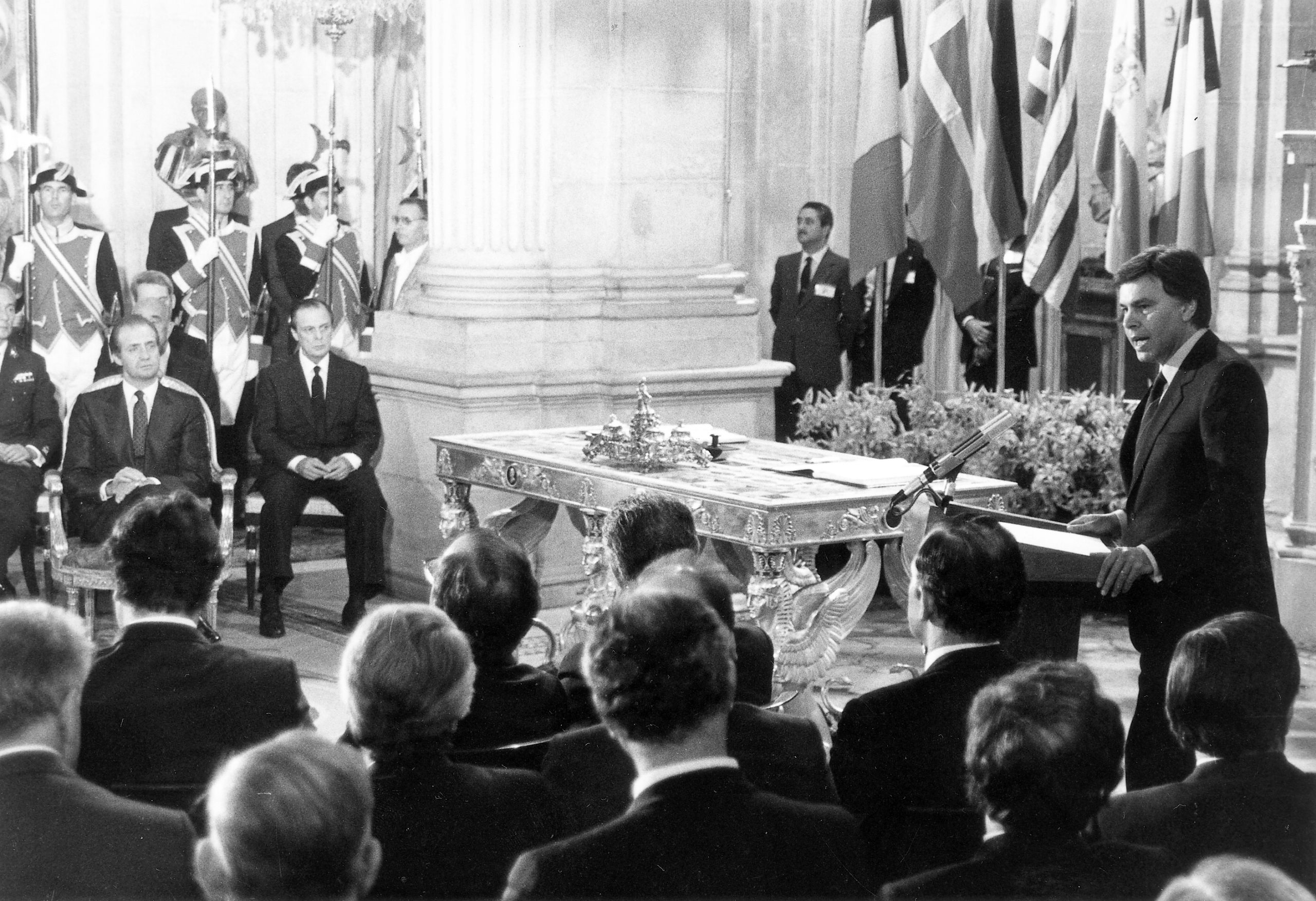 Imagen de la firma de la adhesión de España a las comunidades europeas en el Salón de Columnas del Palacio Real, en 1985.
