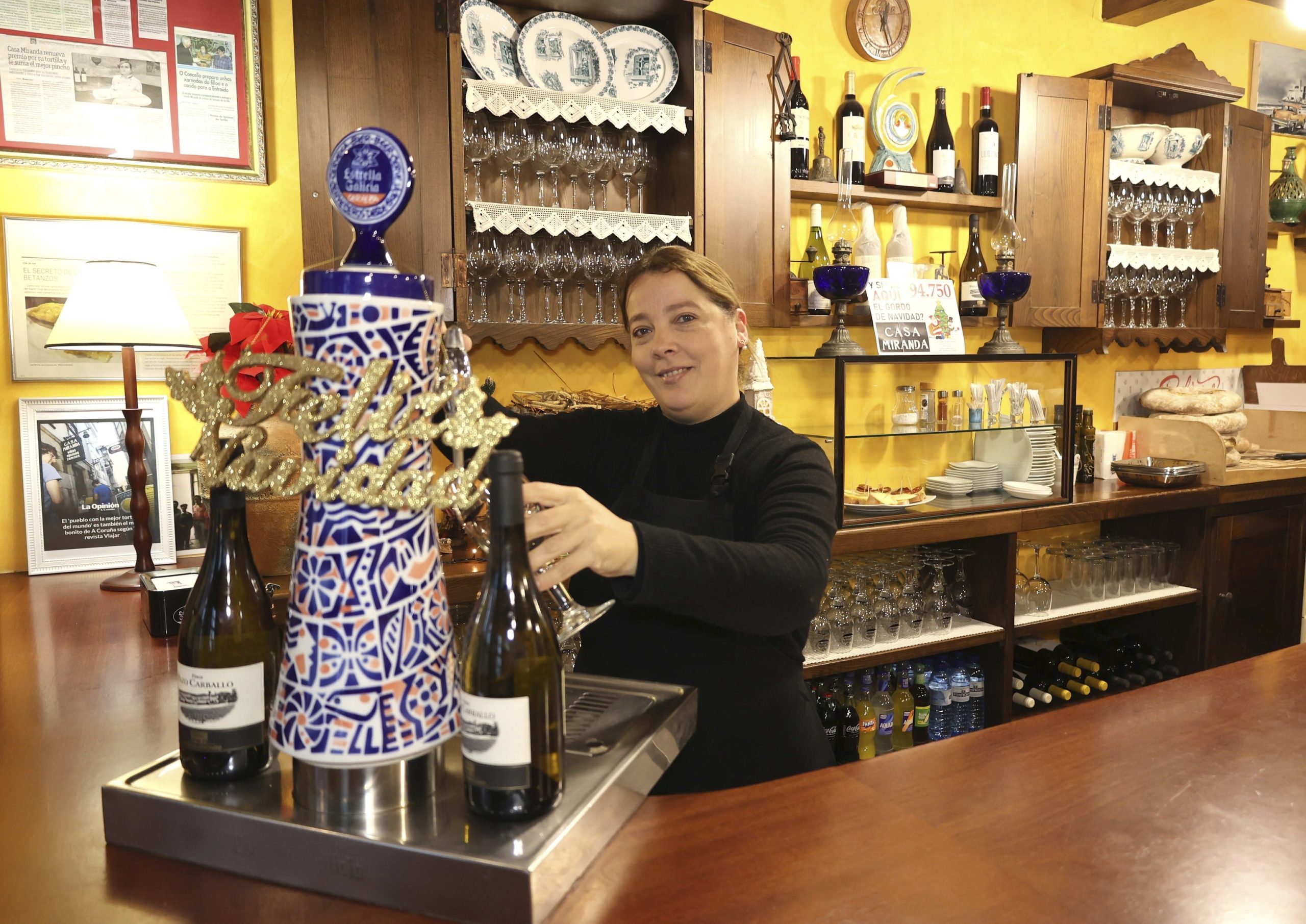 Andrea sirve una cerveza en el bar de Betanzos en el que trabaja desde hace unos meses.