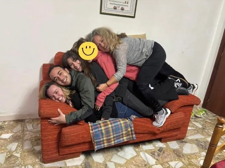 Las felicitaciones de Navidad de los políticos: de Pilar Alegría con su familia en el sofá a la postal de Óscar Puente hecha con IA