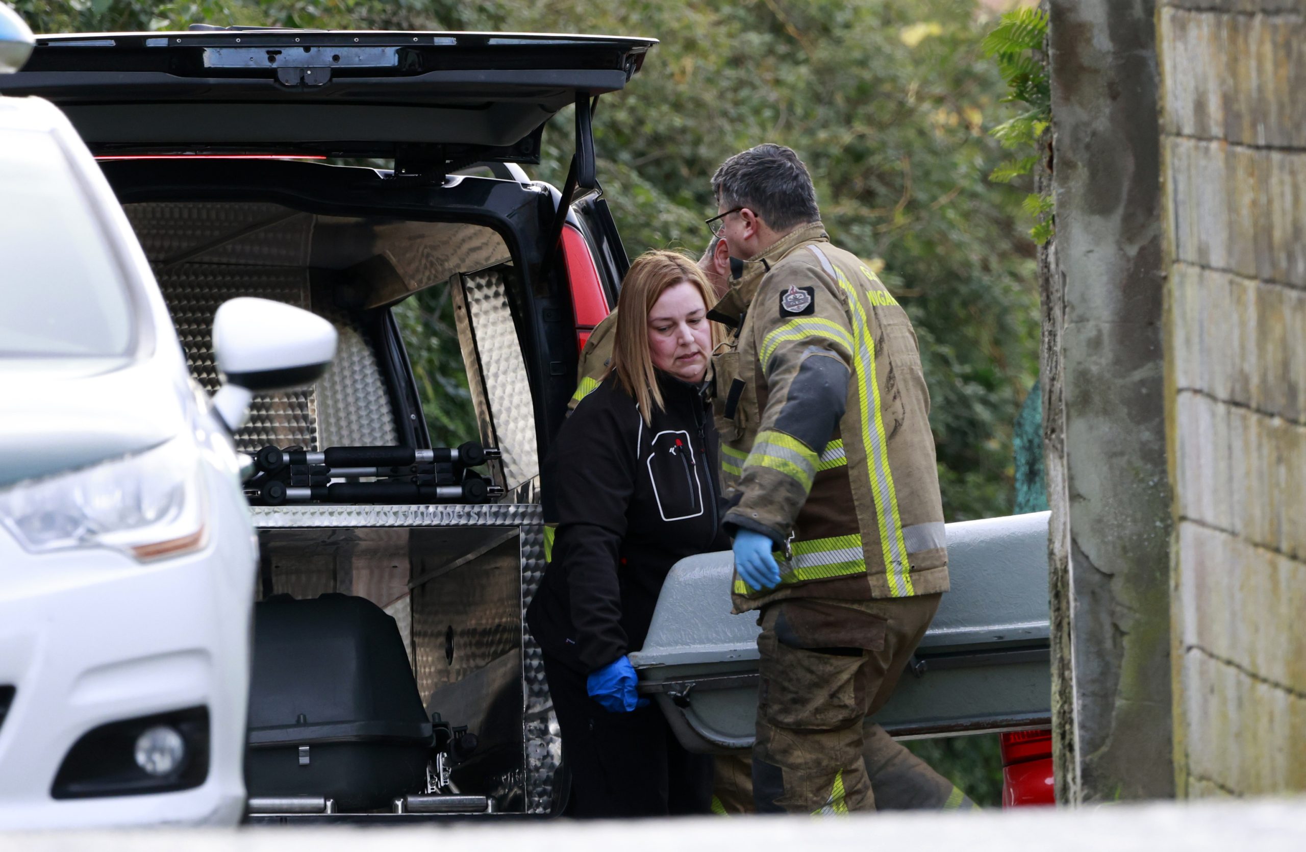 Los servicios funerarios sacan un cadáver de una vivienda del municipio de Mugardos.