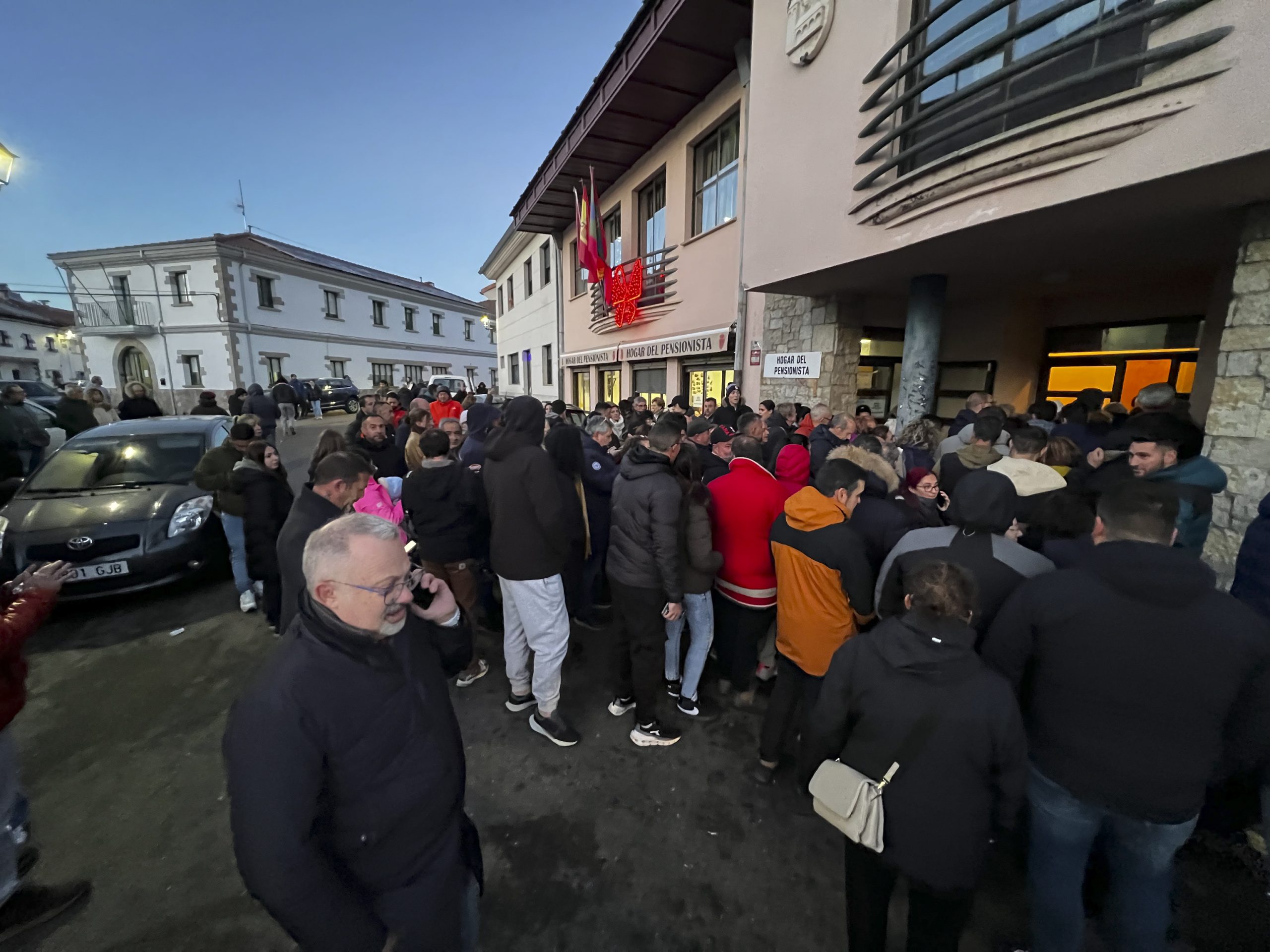 Los vecinos de Villamanín en León, reunidos para debatir qué solución adoptan tras haber vendido más papeletas.