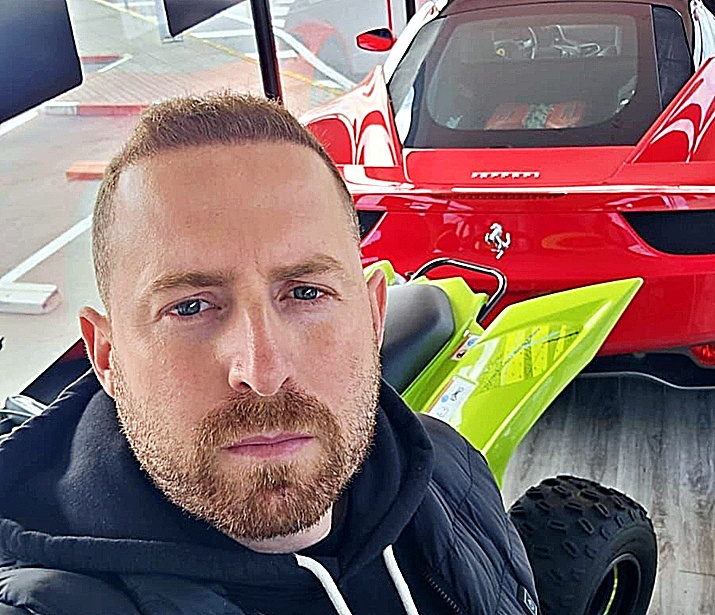 David Pérez Nieto, dentro del Camión de los Regalos.