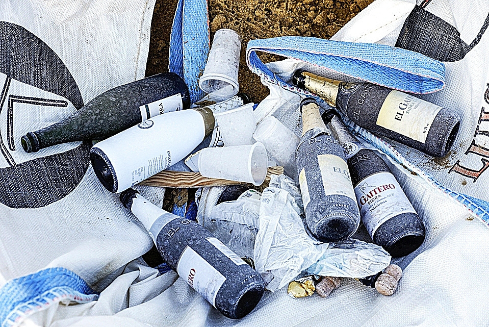 Restos de la celebración del día 22, en un saco de obra junto a la plaza del Ayuntamiento.