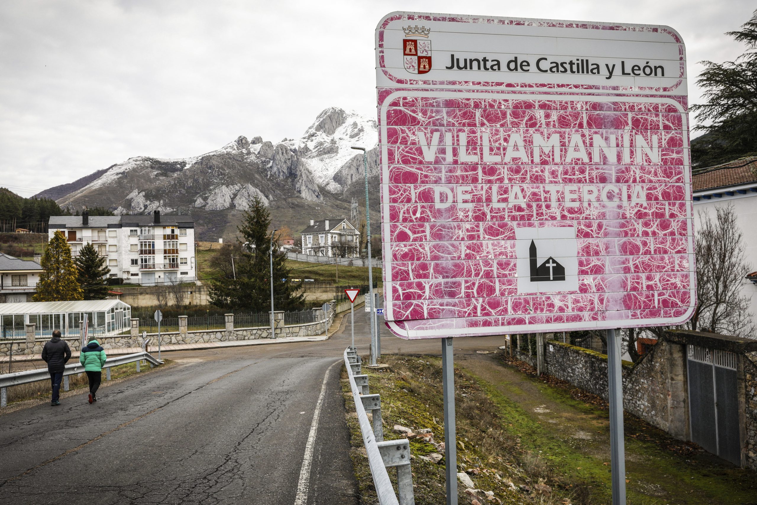 Cartel que anuncia la entrada en Villamanín.