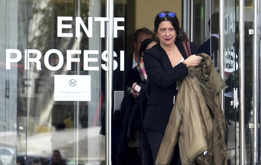 Leire Díez sale de los juzgados de Plaza de Castilla tras prestar declaración el 17 de noviembre.