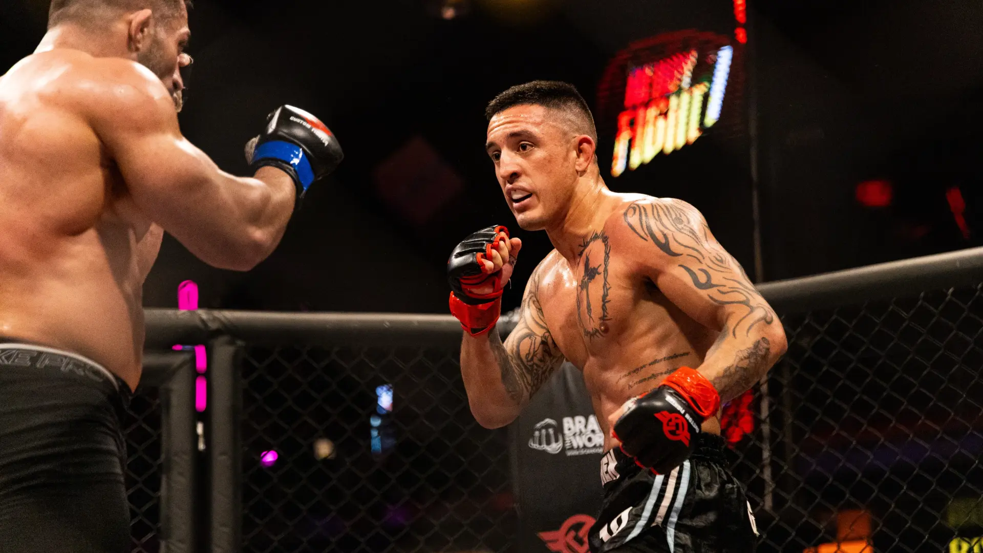 Alan Villalba consigue su vigésima victoria en la discoteca Fabrik y envía un mensaje a Dana White: «Soy el próximo argentino en la UFC»