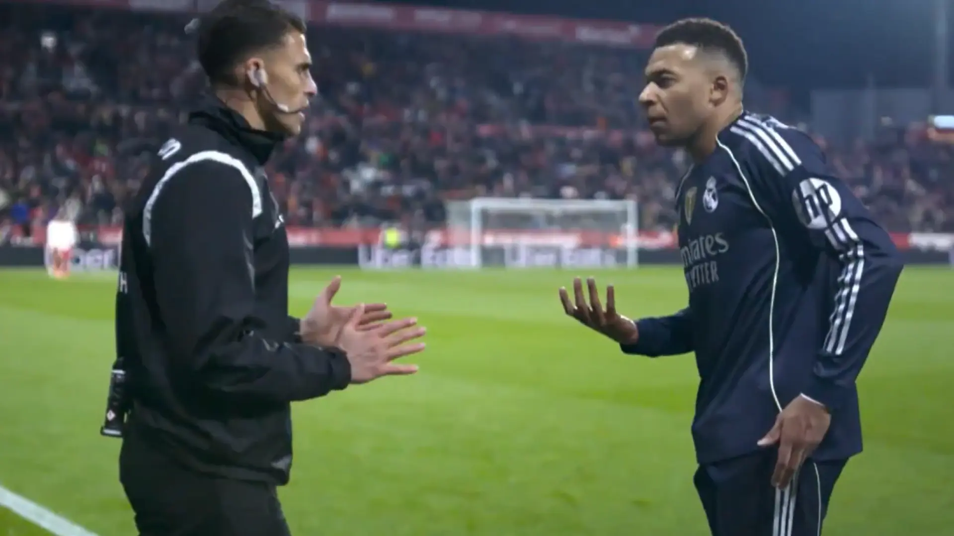 El tenso cara a cara de Kylian Mbappé con el cuarto árbitro: «Mírame cuando te hablo»