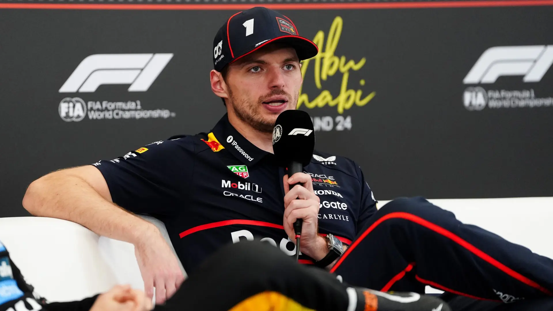 'Enganchón' de Verstappen con un periodista tras perder el Mundial: «Solo mencionas Barcelona y me das esa estúpida sonrisa»