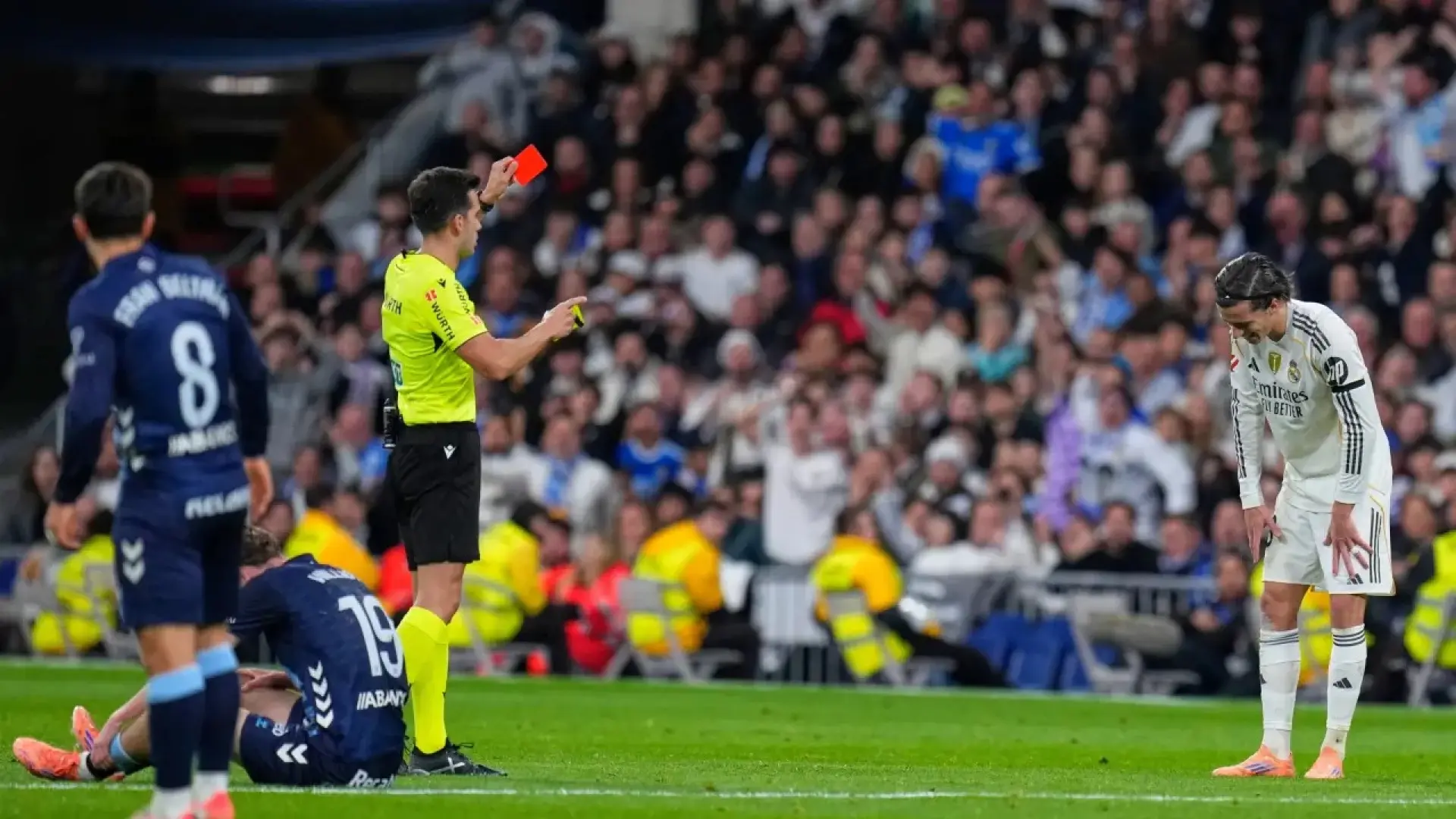 El Real Madrid, desquiciado con el arbitraje: del «eres malísimo» de Carreras al «el nivel que dais y luego llorando» de Dani Carvajal