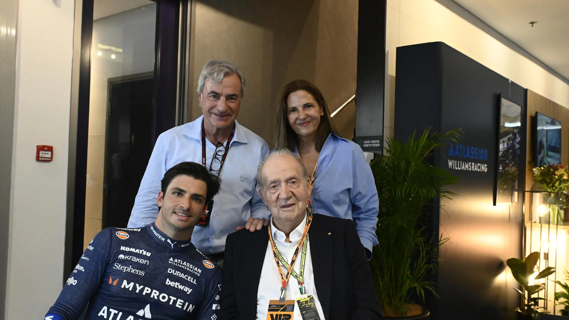 El encuentro entre el rey Juan Carlos I y la familia Sainz en el GP de Abu Dhabi de F1