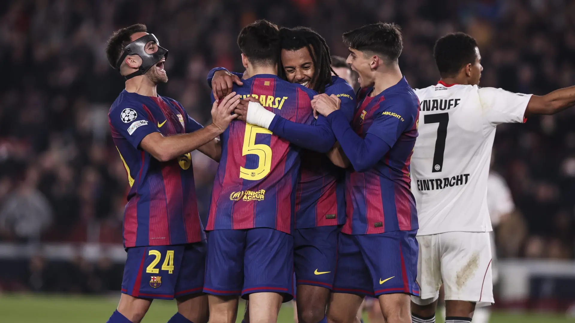 El Barça cumple en la visita del Eintracht gracias a un doblete de Koundé